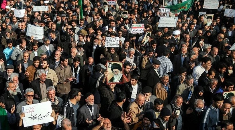 Νέα κλιμάκωση στο Ιράν: Φιλοκυβερνητικοί διαδηλωτές ξεχύθηκαν στους δρόμους της Τεχεράνης